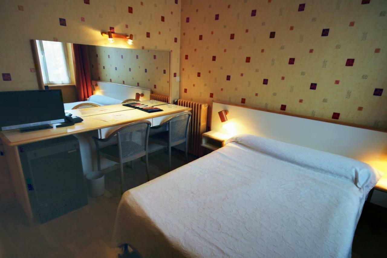 Hotel Les Messageries Saint-Flour  Zimmer foto